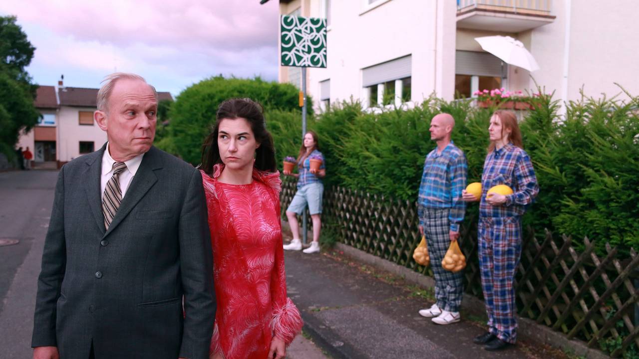 Felix Murot (Ulrich Tukur) und Eva Hütter (Nadine Dubois) in einer Szene des Krimis „Murot und der Elefant im Raum“.