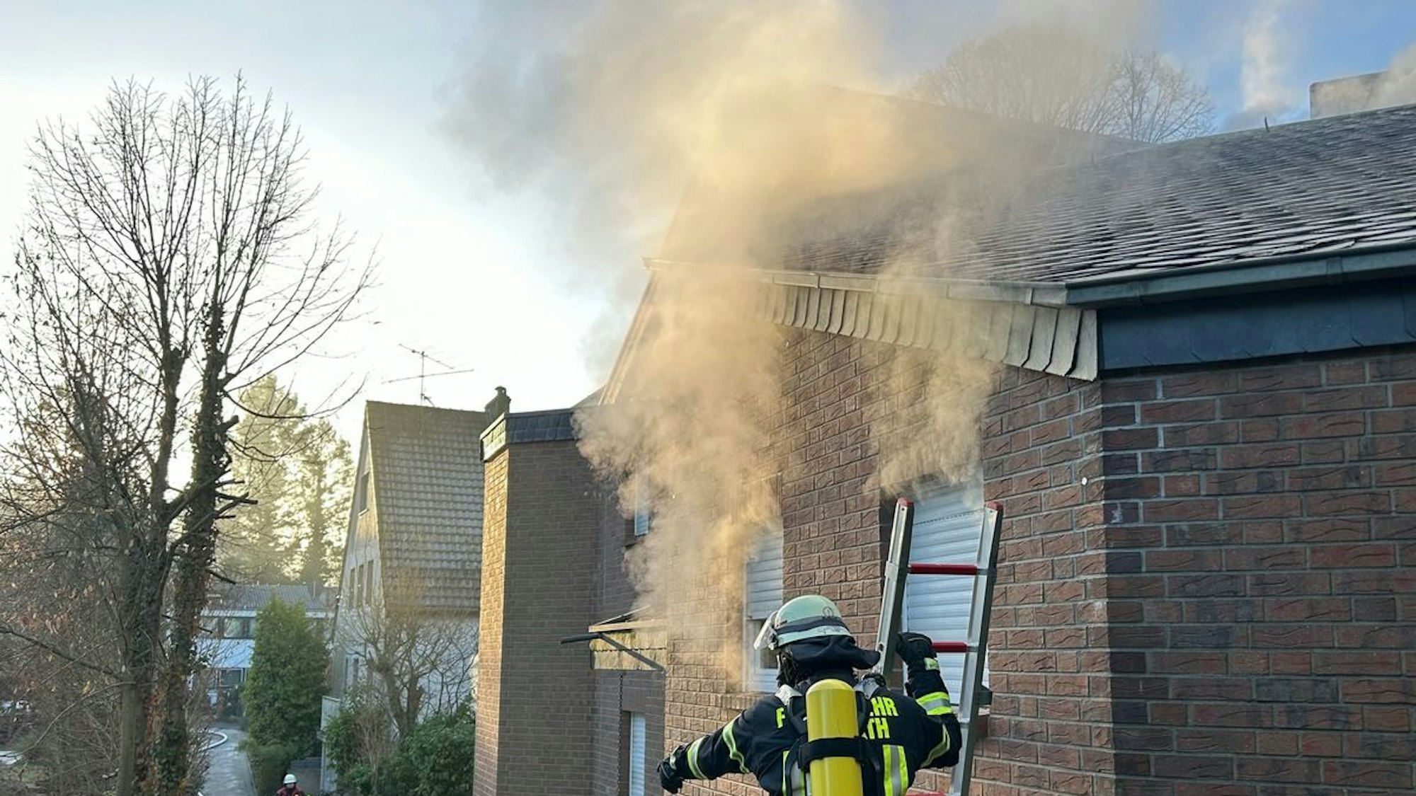 Feuerwehreinsatz am brennenden Dachstuhl eines Hauses in Rösrath.