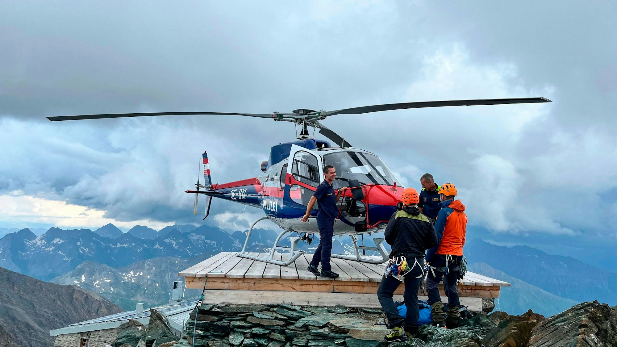 Polizeihelikopter bei Bergrettung in den Bergen