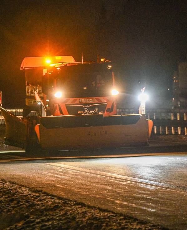 Ein Streufahrzeug vom Winterdienst ist auf der Autobahn A7 unterwegs.