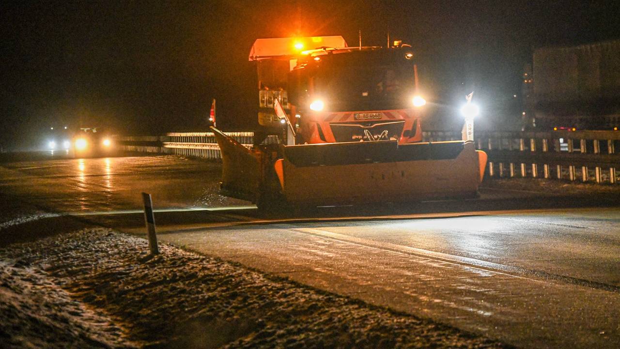 Ein Streufahrzeug vom Winterdienst ist auf der Autobahn A7 unterwegs.