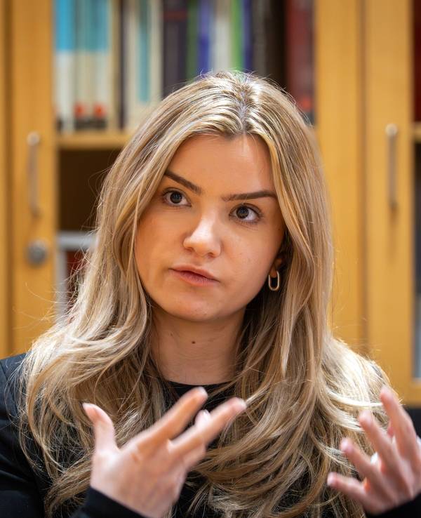 Cansu Karki, Schwester des durch die Explosion einer Kugelbombe in der Silvesternacht 2024/2025 schwer verletzten Jungen, aufgenommen während eines dpa-Interviews auf dem Charite Campus Virchow Klinikum.