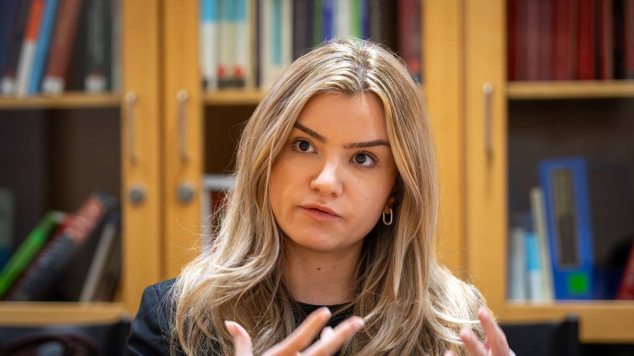 Cansu Karki, Schwester des durch die Explosion einer Kugelbombe in der Silvesternacht 2024/2025 schwer verletzten Jungen, aufgenommen während eines dpa-Interviews auf dem Charite Campus Virchow Klinikum.