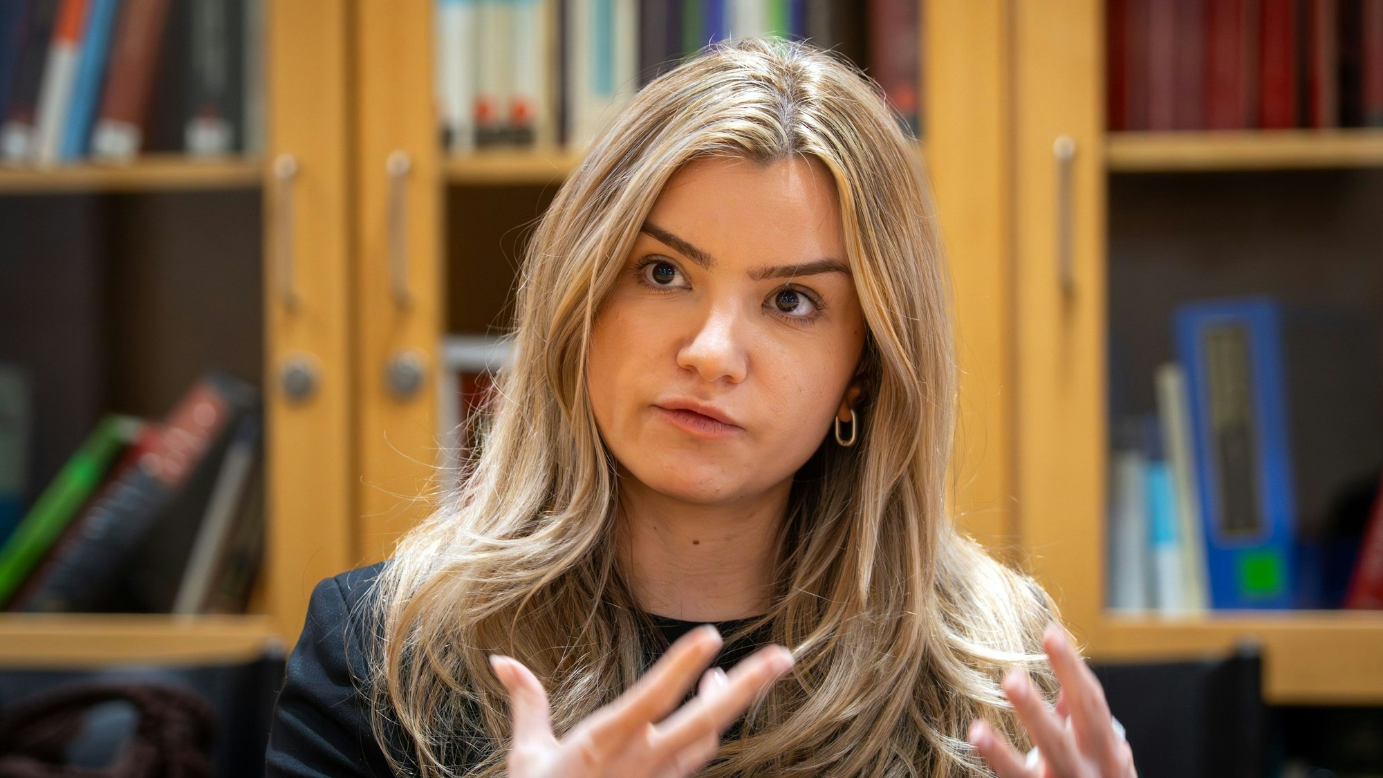 Cansu Karki, Schwester des durch die Explosion einer Kugelbombe in der Silvesternacht 2024/2025 schwer verletzten Jungen, aufgenommen während eines dpa-Interviews auf dem Charite Campus Virchow Klinikum.