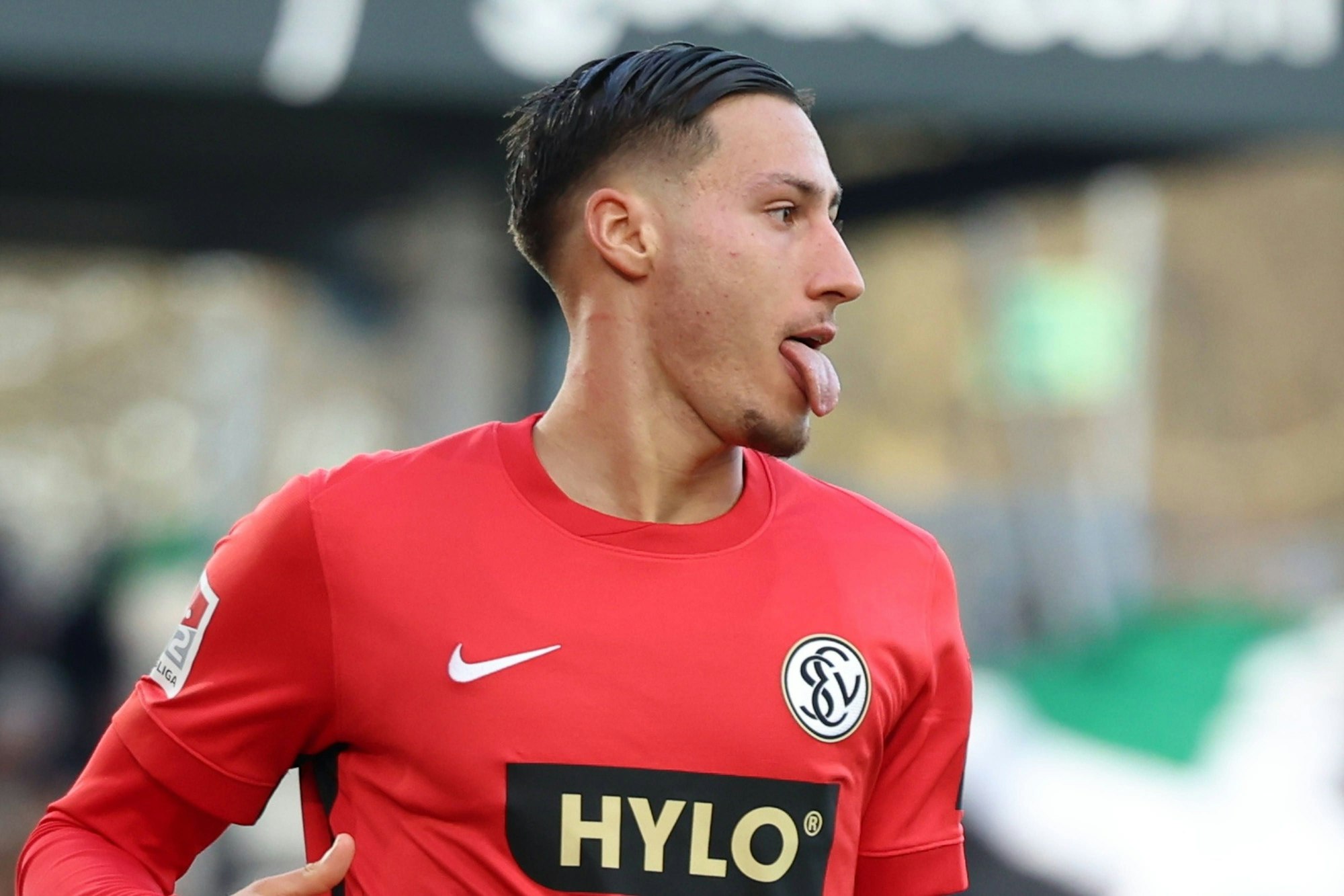 Younes Ebnoutalib streckt beim Laufen die Zunge raus.