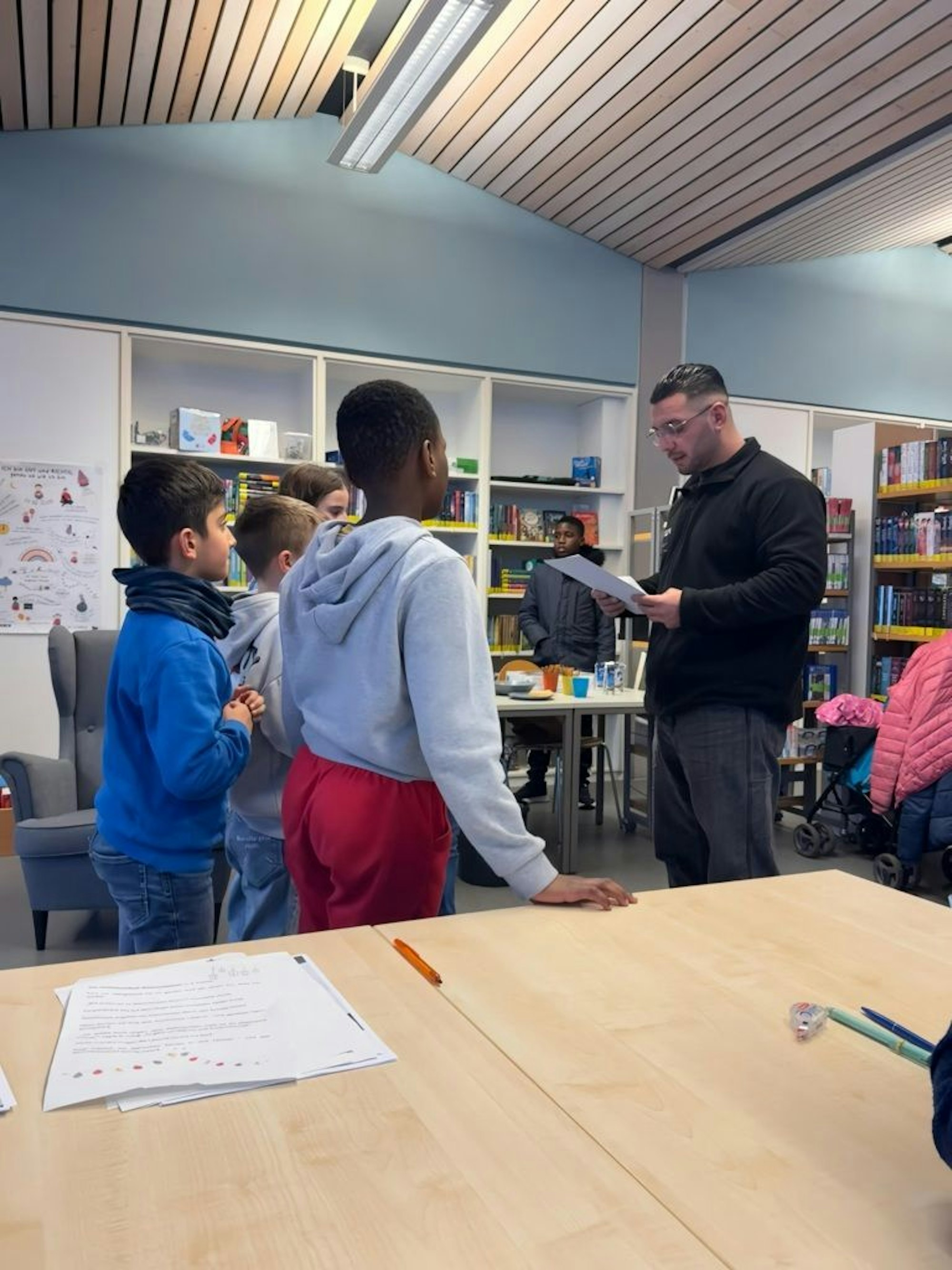 Das Foto zeigt Yakup Aras, rechts, mit Kindern, links, bei einem Angebot der durch ihn gegründeten Firma „Learn Company“. Foto: Privat