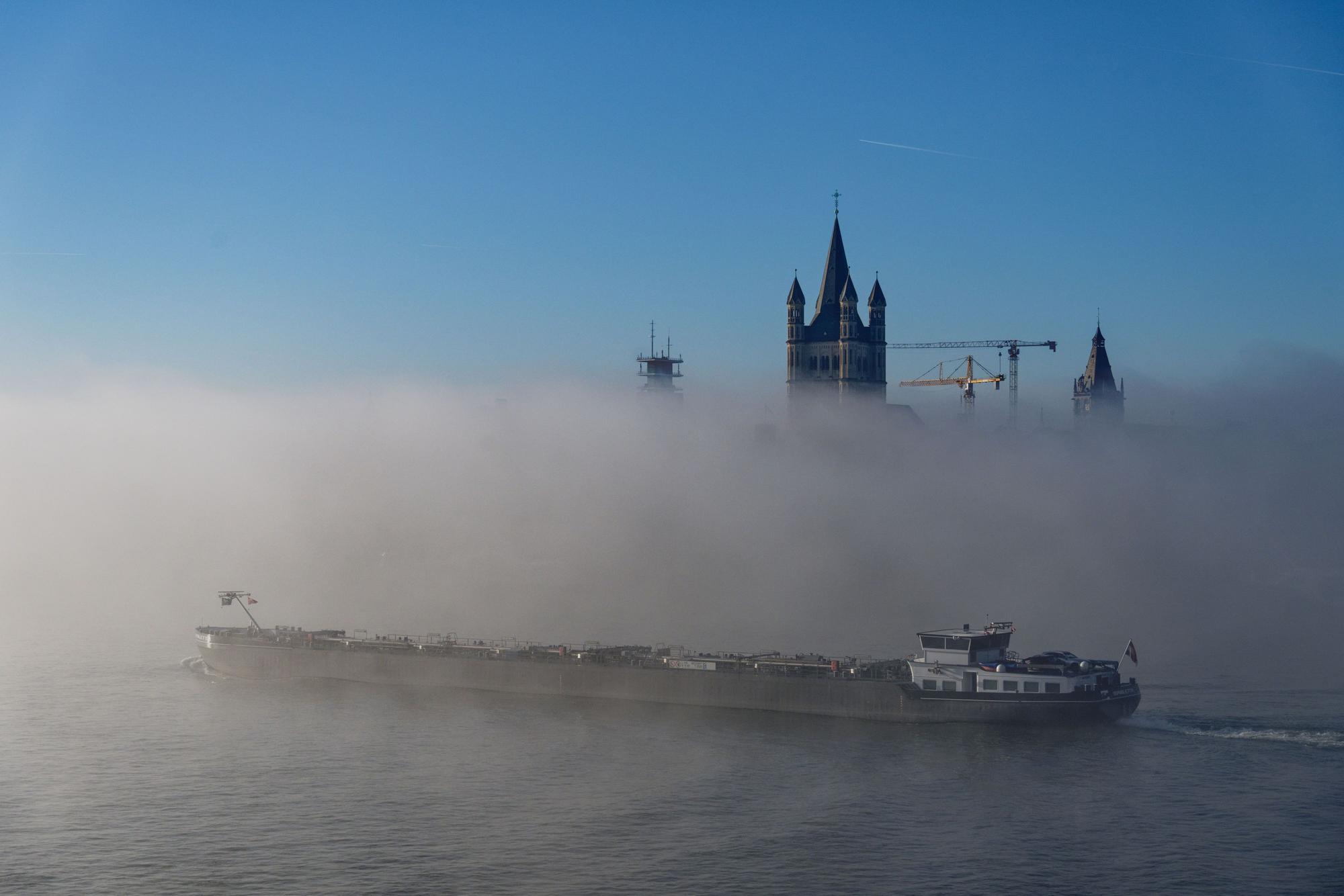 Nebel bedeckt den Rhein in der Kölner Innenstadt.