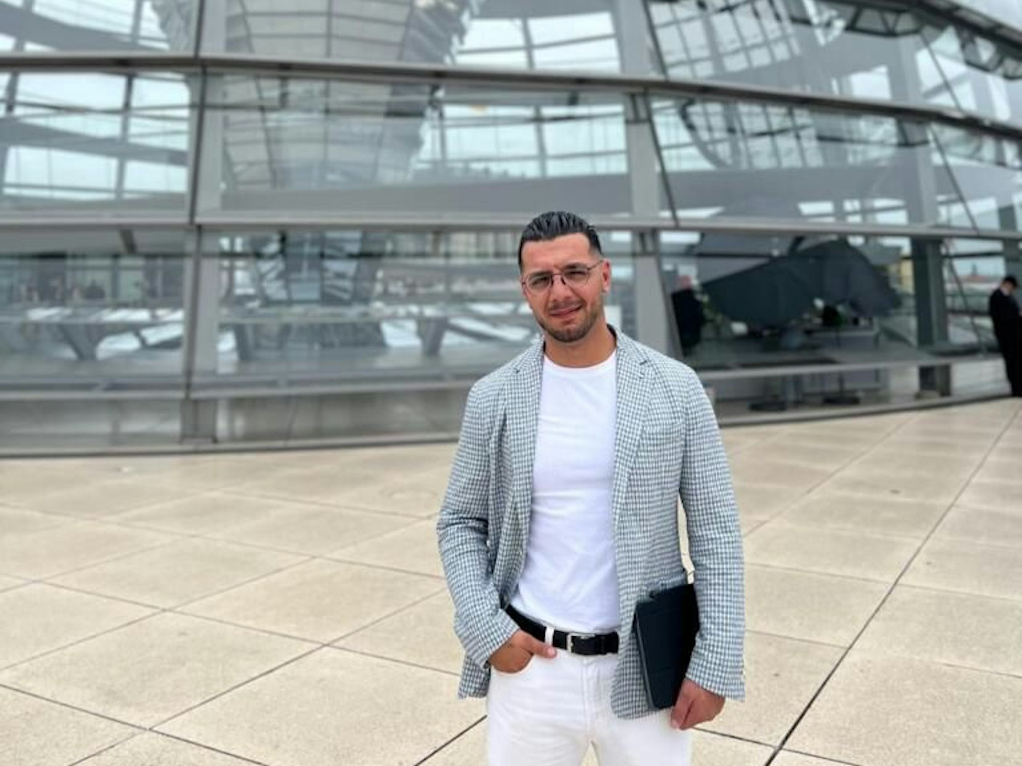 Yakup Aras (32) weiß aus eigener Erfahrung, wie Bildung, soziale Teilhabe und Finanzen zusammenhängen. Mit seiner „Learn Company“ will er die Lage für Kinder aus einkommensschwachen Familien verbessern.