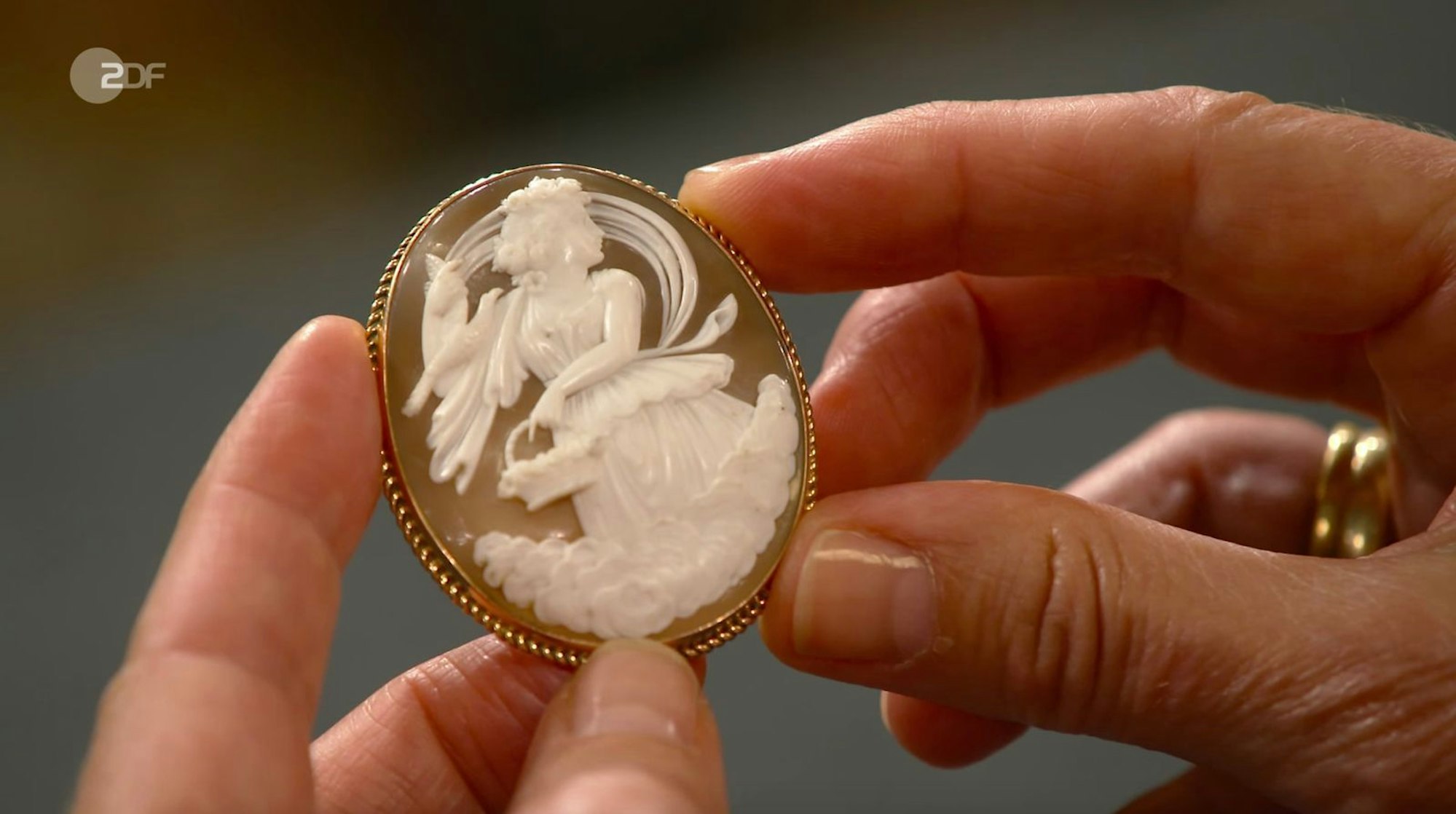 Eine Brosche aus dem Nachlass der Familie erkannte Expertin Heide Rezepa-Zabel als Muschel-Kamee aus Neapel. (Bild: ZDF)