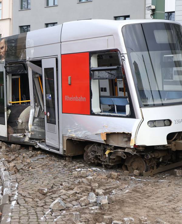 Blick auf eine entgleiste Straßenbahn. Mehrere Menschen wurden verletzt. Nach Abschluss der Untersuchungen steht die Unfallursache jetzt fest.