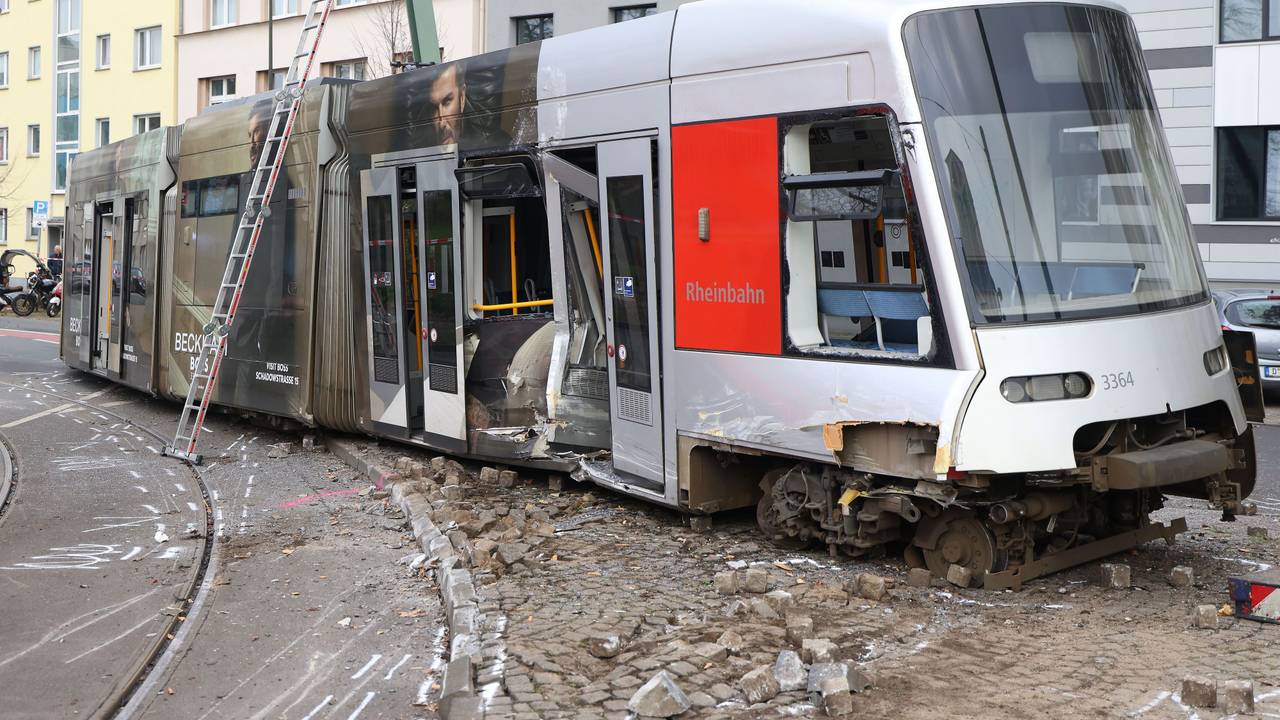 Blick auf eine entgleiste Straßenbahn. Mehrere Menschen wurden verletzt. Nach Abschluss der Untersuchungen steht die Unfallursache jetzt fest.