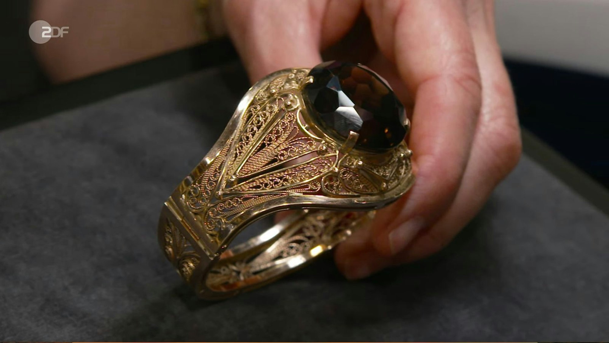 Die kunstvolle Filigranarbeit mit floralen Drahtmustern hatte ihre Wurzeln in Süditalien und Nordportugal. (Bild: ZDF)