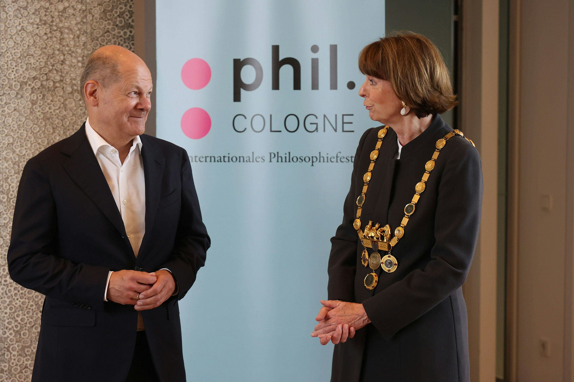 Der damalige Bundeskanzler Olaf Scholz mit Kölns damaliger OB Henriette Reker 2023 in der Flora in Köln.