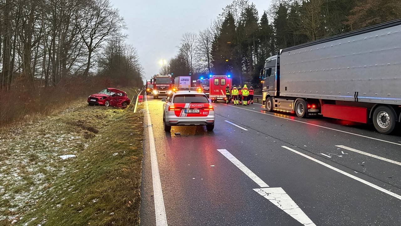 Bei einem Unfall auf der L115 bei Blankenheim-Reetz ist eine Person ums Leben gekommen.