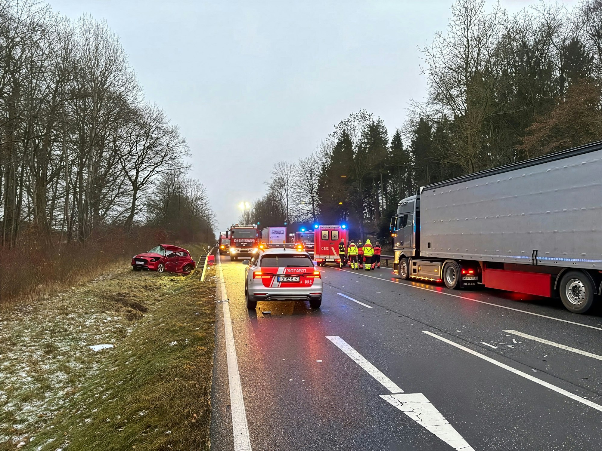 Bei einem Unfall auf der L115 bei Blankenheim-Reetz ist eine Person ums Leben gekommen.