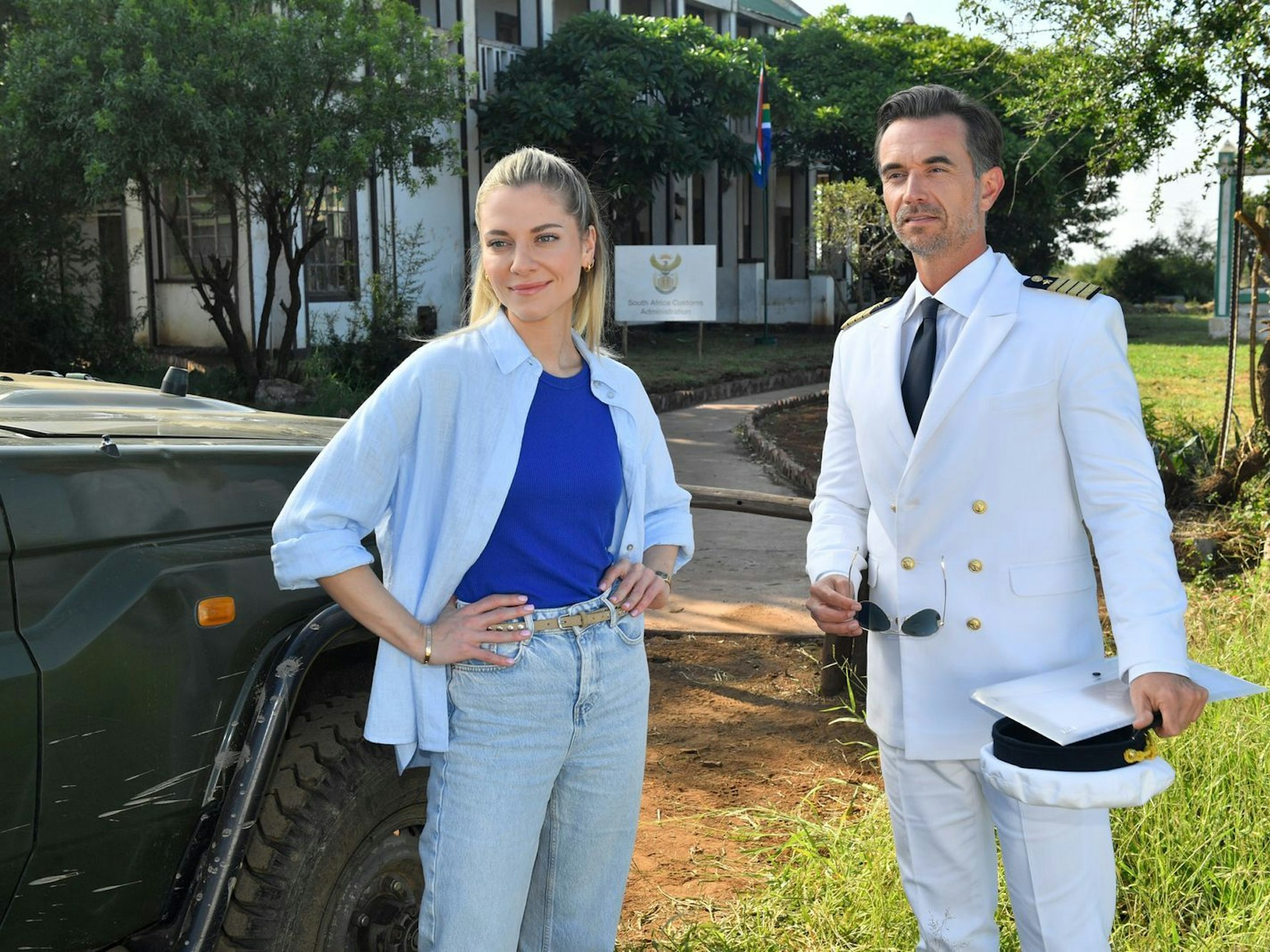 Florian Silbereisen ist ein Kapitän und Gentleman in einem, wenn es um die Ärztin Sophia Berg (Valentina Pahde) geht. (Bild: ZDF/Dirk Bartling)