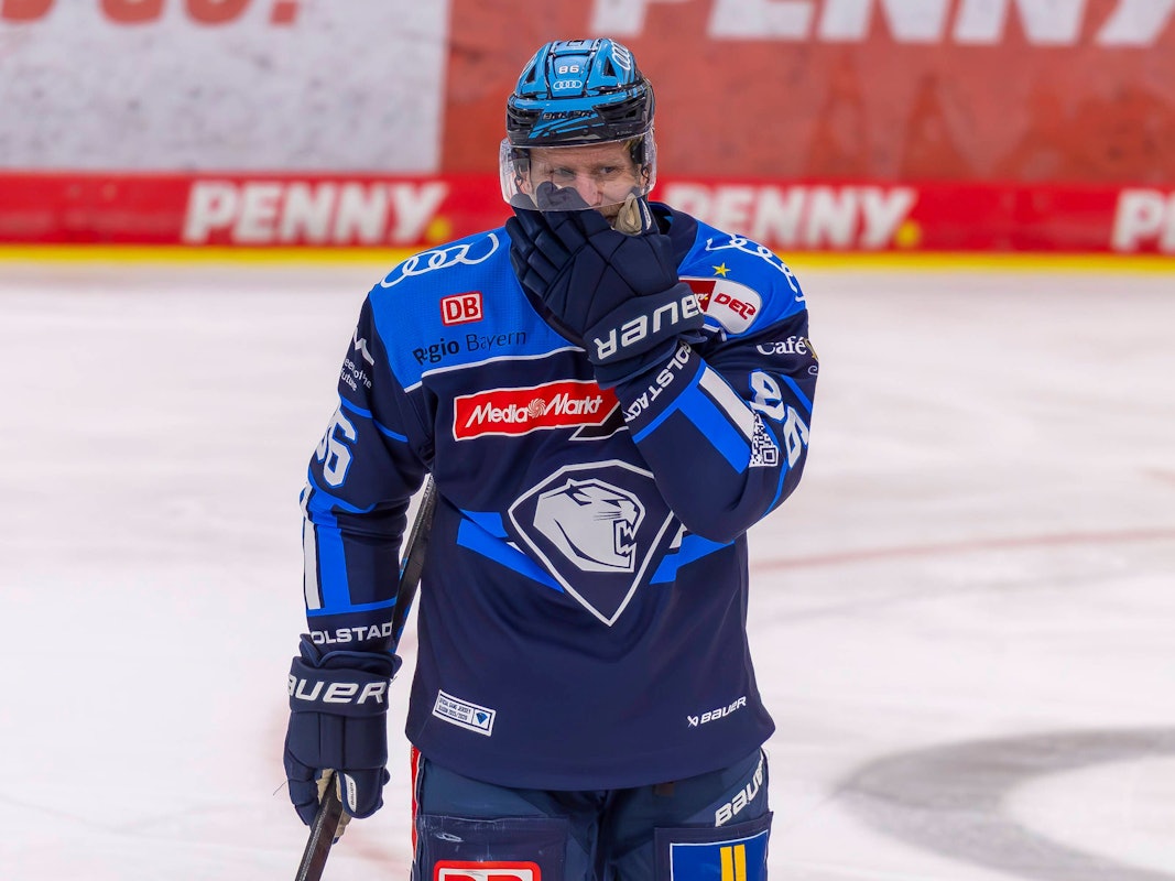 Daniel Pietta wischt sich mit dem Handschuh unter dem Visier seines Helms über das Gesicht.