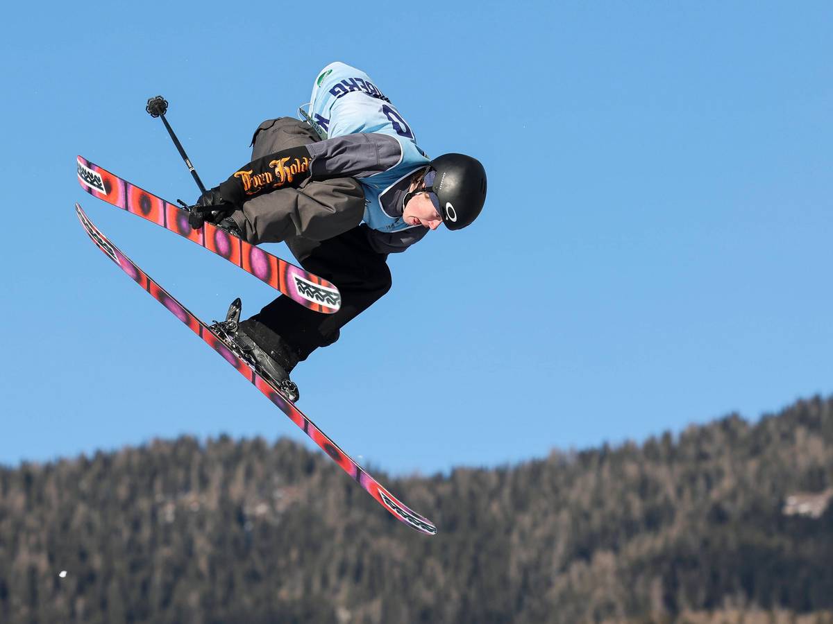 William Bostadlökken bei einem Sprung mit Skiern hoch in der Luft.