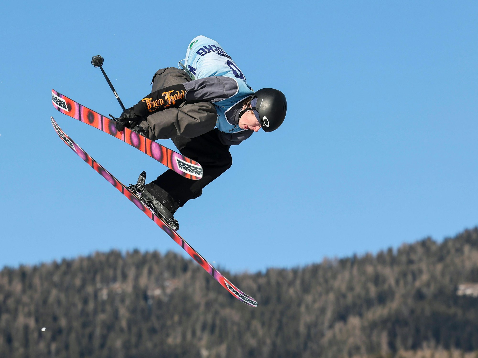 William Bostadlökken bei einem Sprung mit Skiern hoch in der Luft.