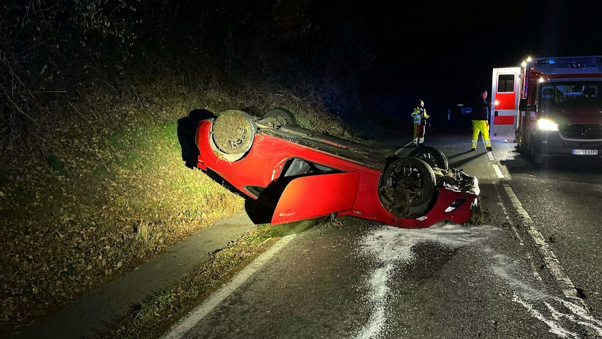 Ein Auto liegt nach einem Unfall auf dem Dach.