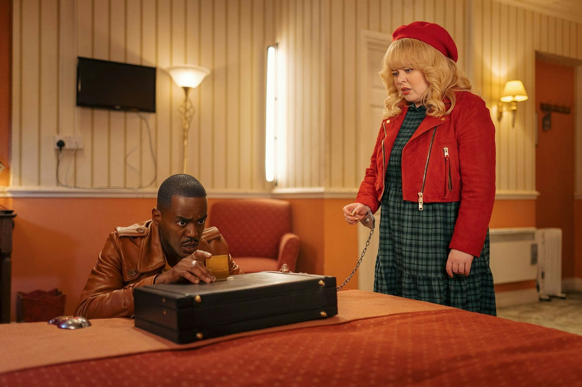 Der Doctor (Ncuti Gatwa) versucht, Joy Almondo (Nicola Coughlan) vor ihrem drohenden Schicksal zu bewahren. (Bild: James Pardon/BBC Studios/Polyband)