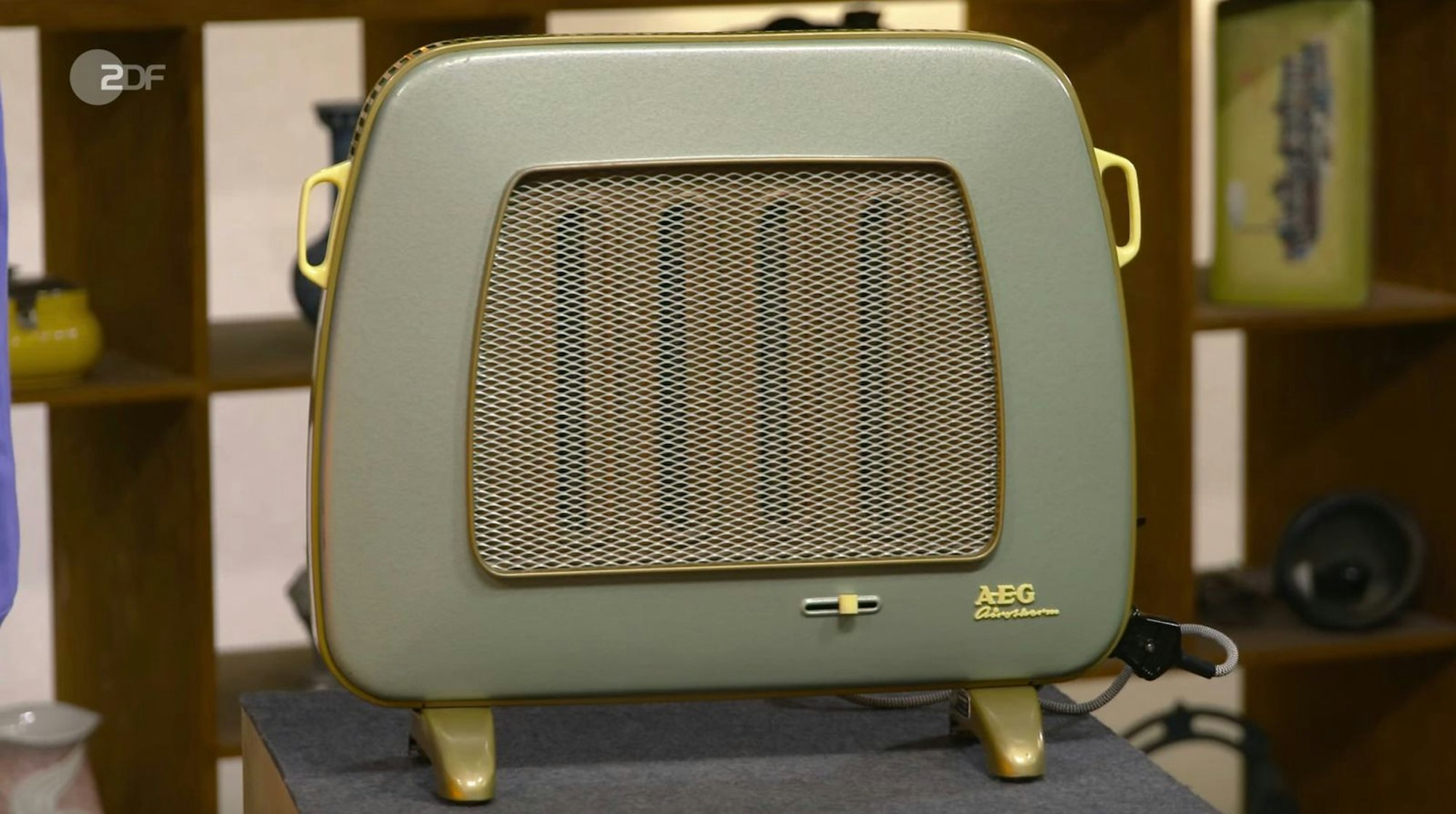 Als weiteres Objekt der Sendung wurde eine alte AEG-Heizung von Lichter als „nützlich und schön“ erklärt. (Bild: ZDF)