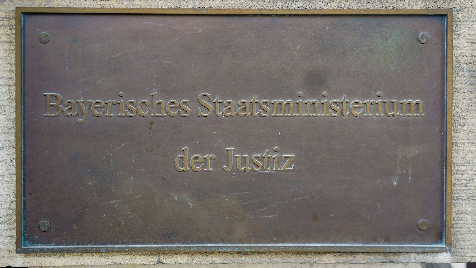 Eine metallene Plakette mit deutschem Text