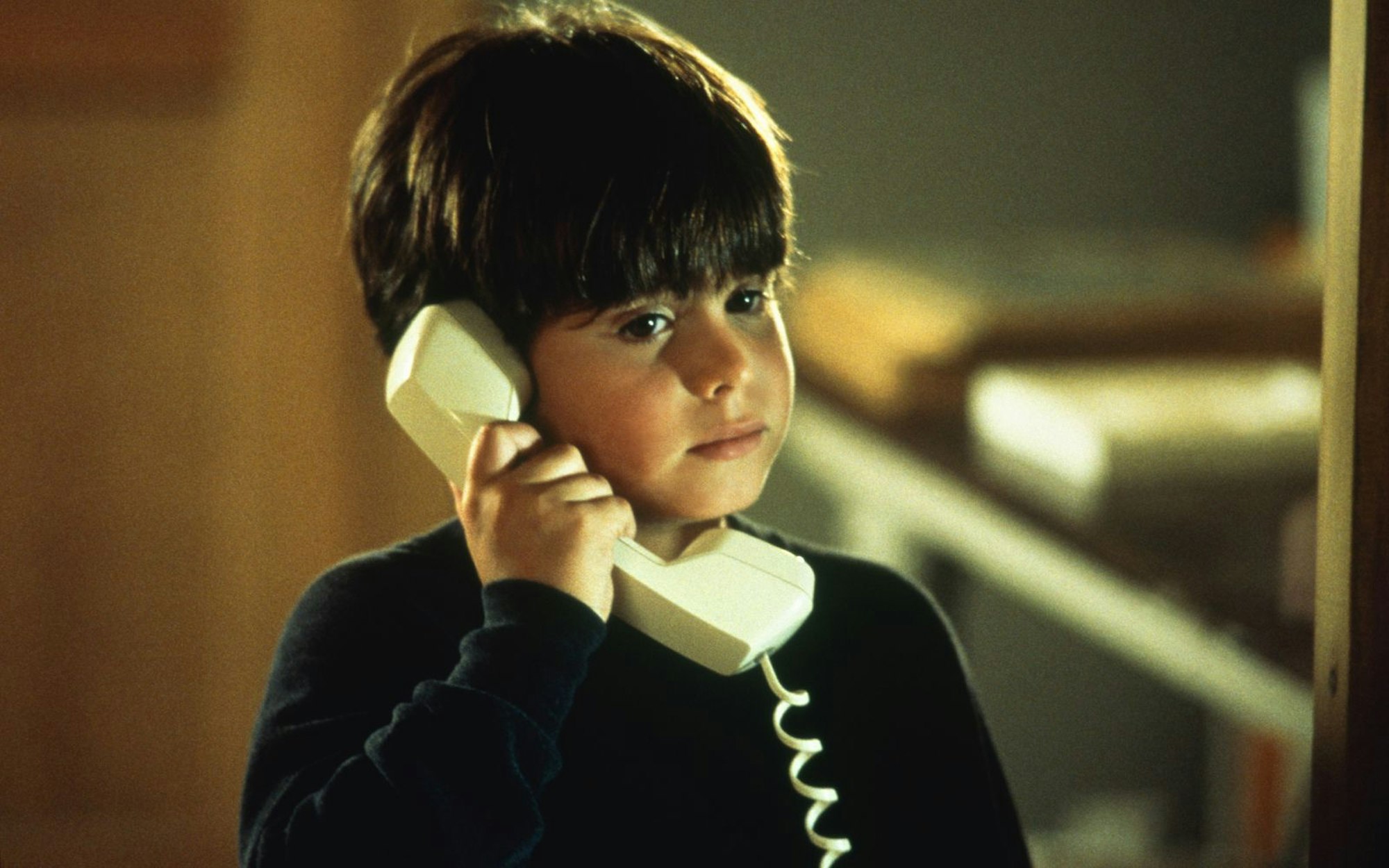 Obwohl der Architekt Sam Baldwin (Tom Hanks) den Tod seiner Frau noch nicht verwunden hat, sucht sein Sohn Jonah (Ross Malinger, Bild) eine neue Frau für ihn. (Bild: ZDF/© TriStar Pictures, Inc. All Rights Reserved.)