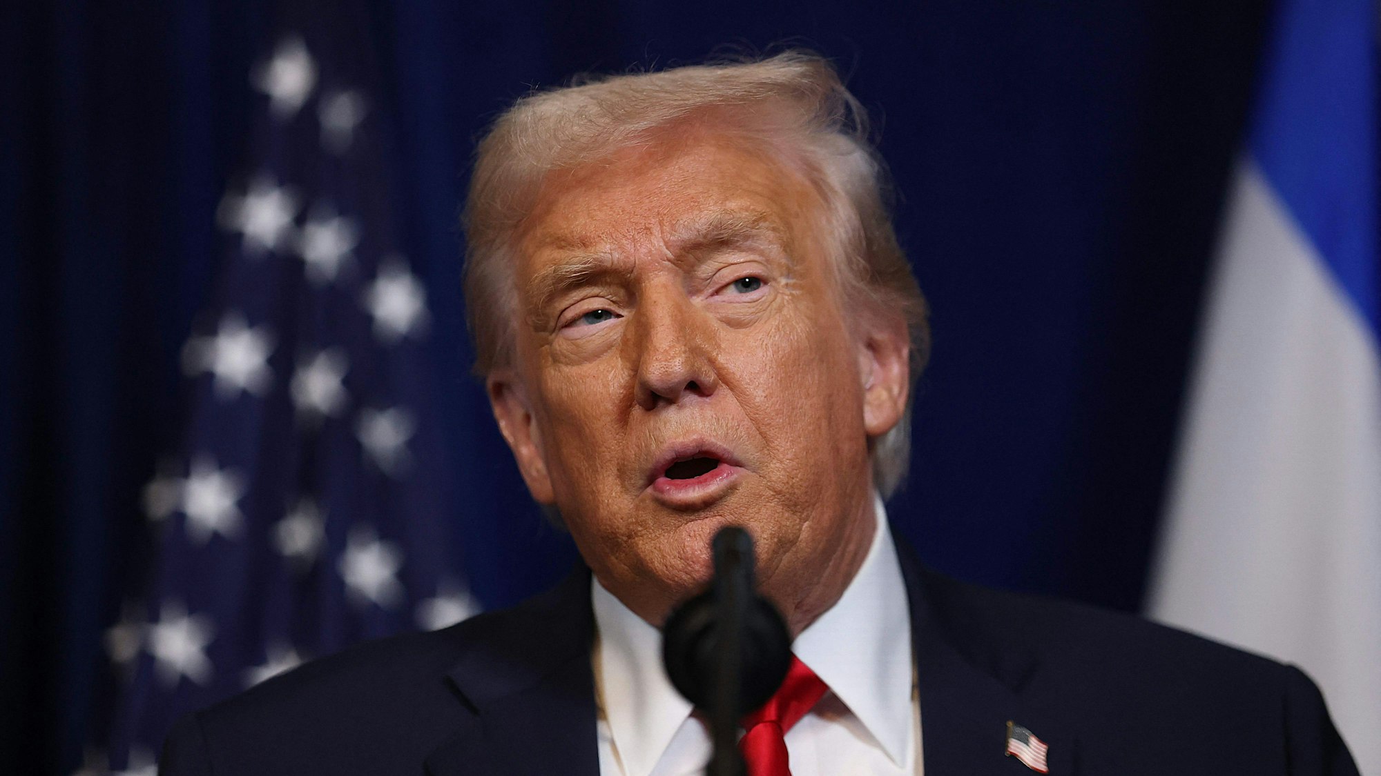 US-Präsident Donald Trump spricht am 29. Dezember in Palm Beach zur Presse.