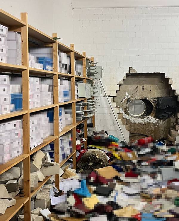 Ein großes Loch ist in der Wand des Tresorraums einer Sparkasse zu sehen. Einbrecher haben sich mit Hilfe eines großen Bohrers Zugang zum Tresorraum verschafft. Dort durchsuchten sie die Wertschließfächer.