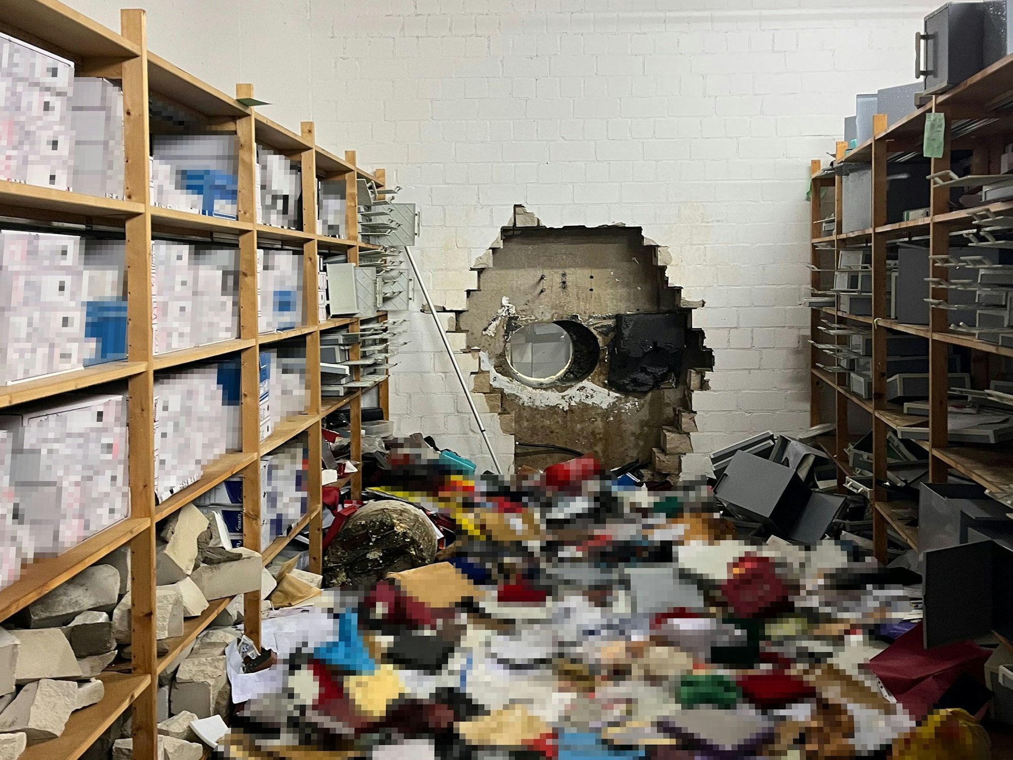 Ein großes Loch ist in der Wand des Tresorraums einer Sparkasse zu sehen.