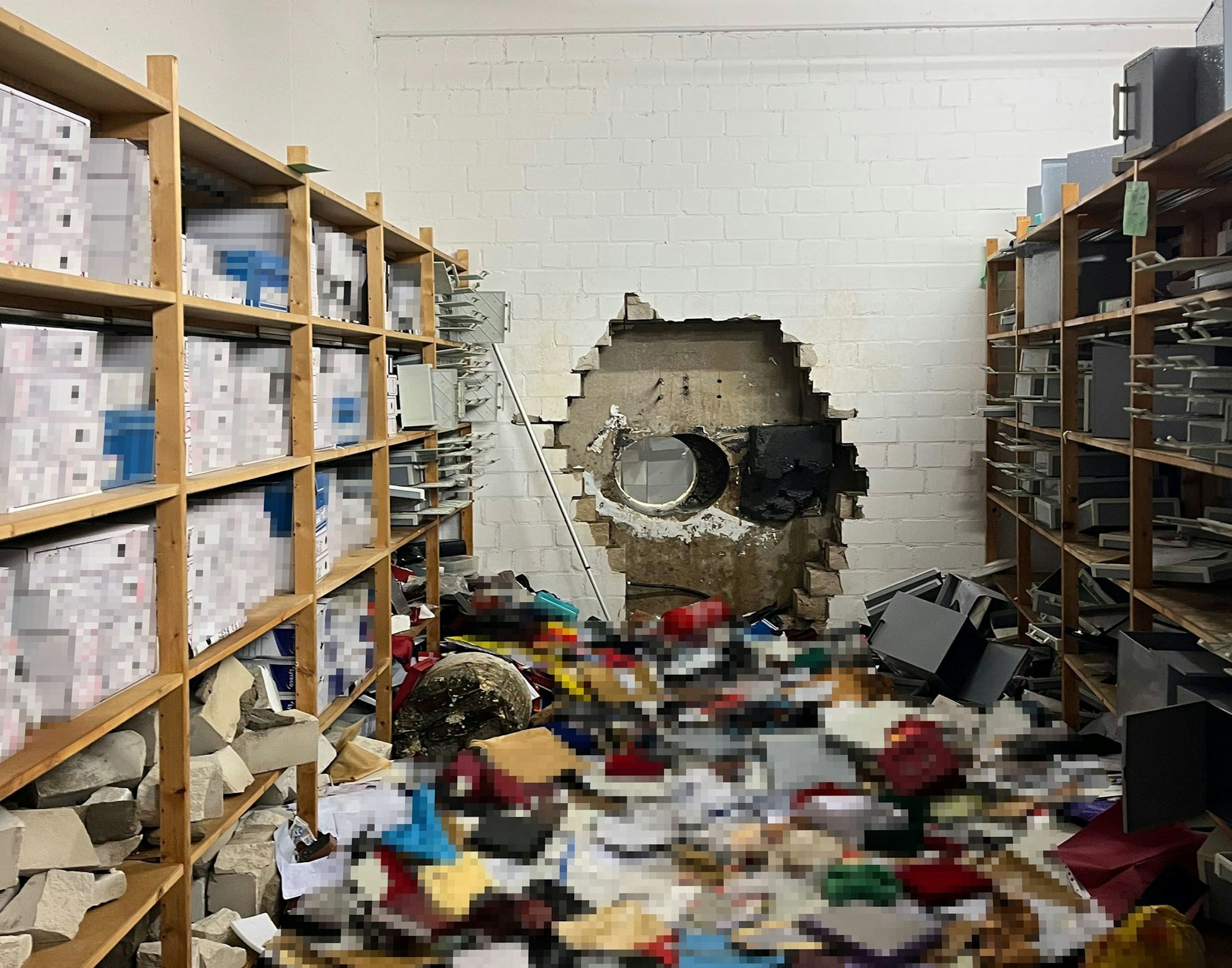 Ein großes Loch ist in der Wand des Tresorraums einer Sparkasse zu sehen. Einbrecher haben sich mit Hilfe eines großen Bohrers Zugang zum Tresorraum verschafft. Dort durchsuchten sie die Wertschließfächer.