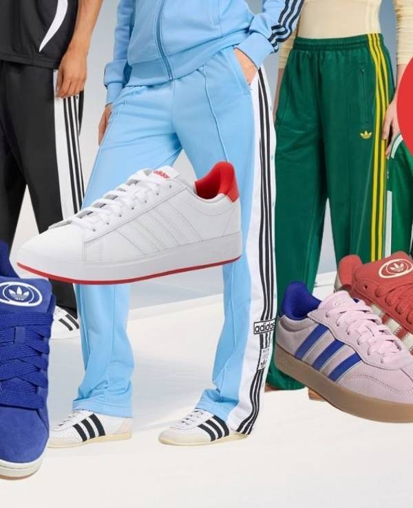 adidas Sneaker, Sportmode, Trainingshosen, Trainingsjacken vor einem winterlichen Hintergrund.