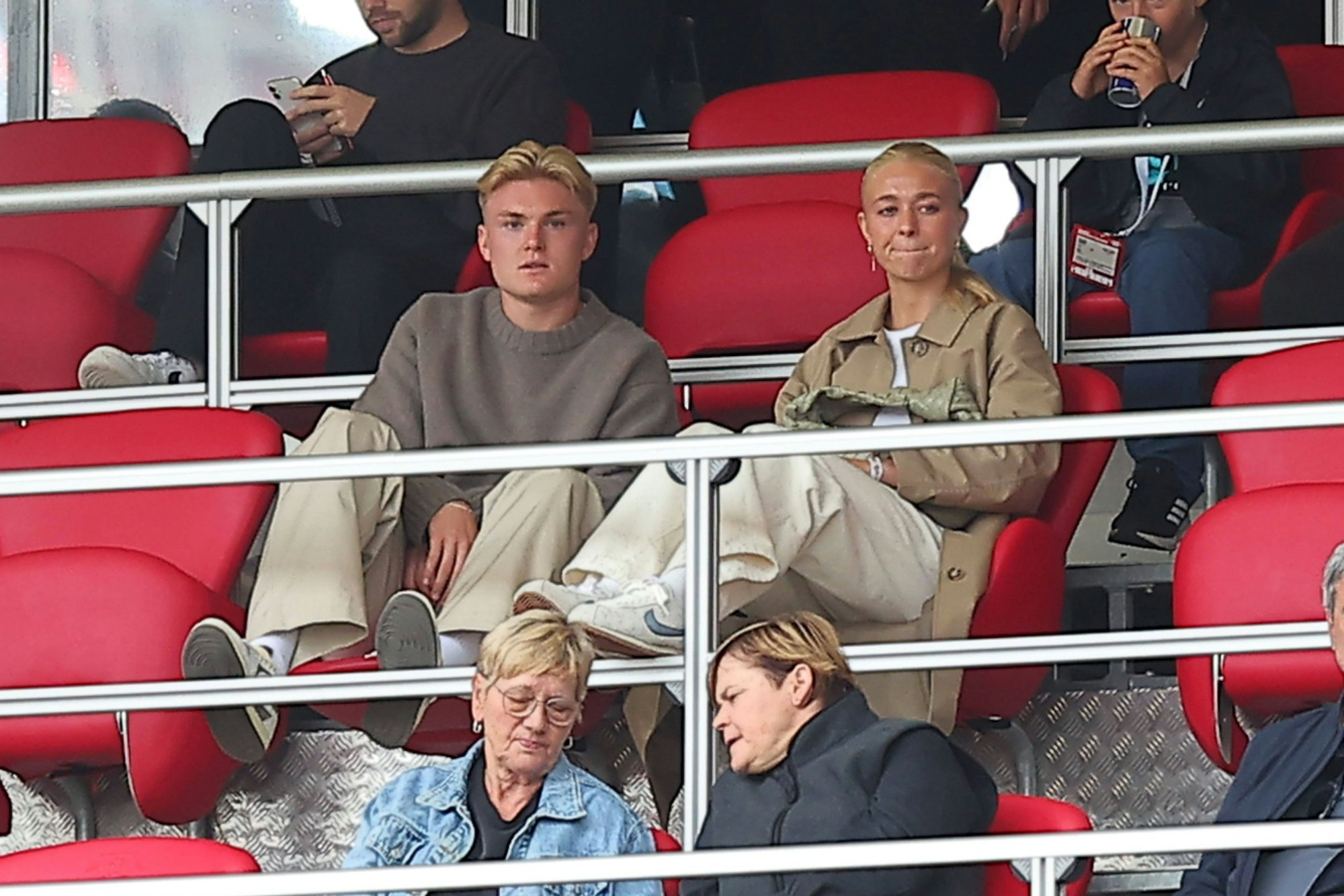 Conrad Harder und Emma Jensen auf der Tribüne.