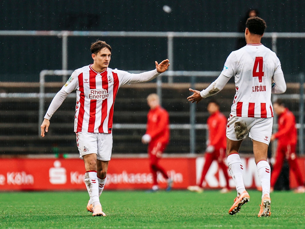 Regionalliga West: Cenny Neumann klatscht Yannick Mausehund (beide 1.FC Köln) ab.
