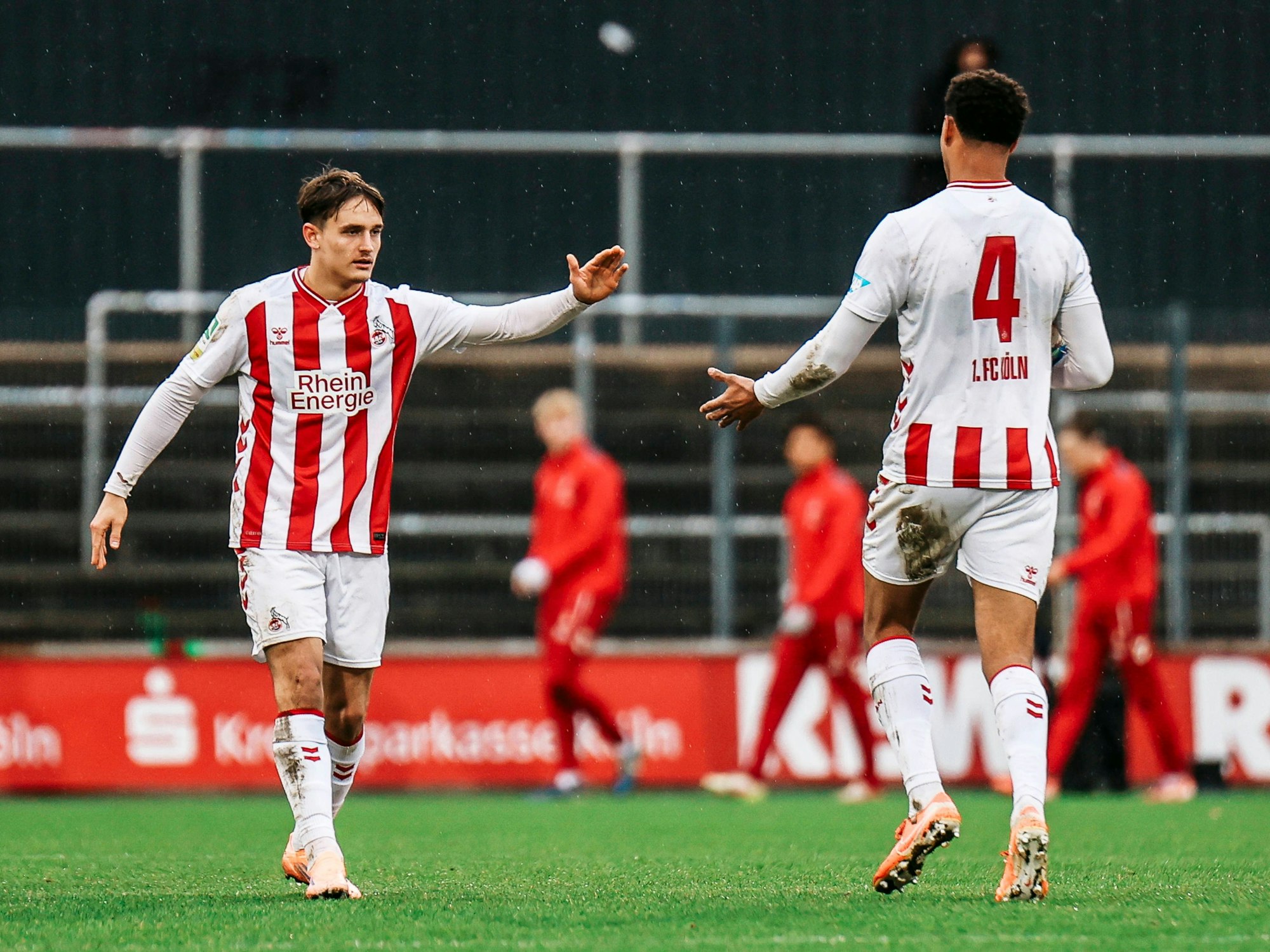 Regionalliga West: Cenny Neumann klatscht Yannick Mausehund (beide 1.FC Köln) ab.