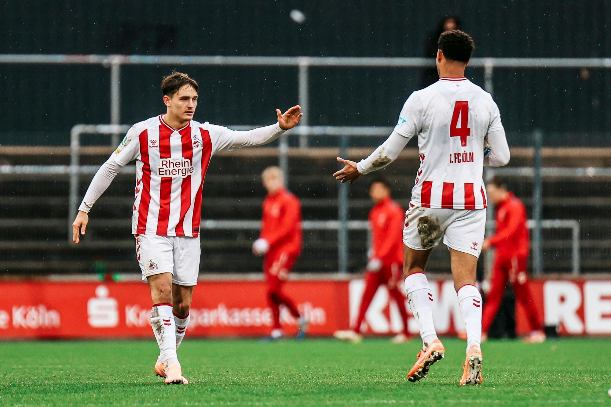 Cenny Neumann klatscht mit Yannick Mausehund ab.