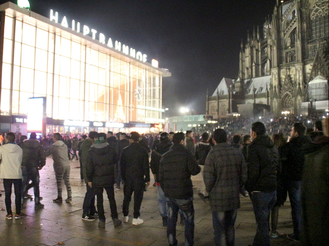 Menschen stehen 2013 auf dem Vorplatz des Hauptbahnhofs. In der Silvesternacht waren am Kölner Hauptbahnhof Frauen sexuell belästigt und ausgeraubt worden.