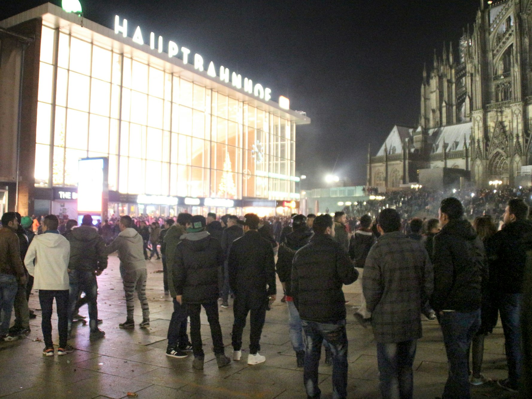 Menschen stehen 2013 auf dem Vorplatz des Hauptbahnhofs. In der Silvesternacht waren am Kölner Hauptbahnhof Frauen sexuell belästigt und ausgeraubt worden.