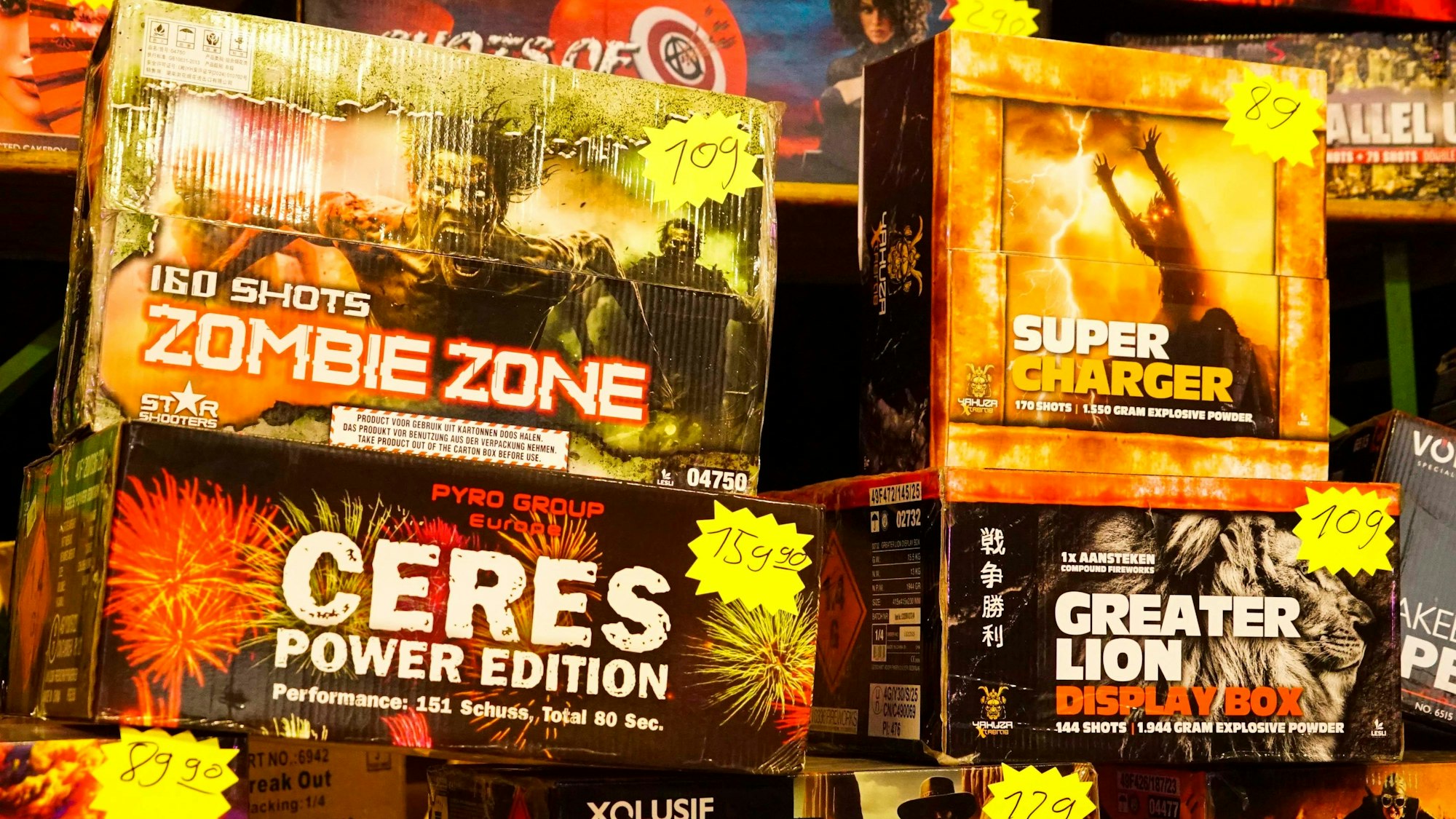 Verschiedene Feuerwerksprodukte in bunten Schachteln