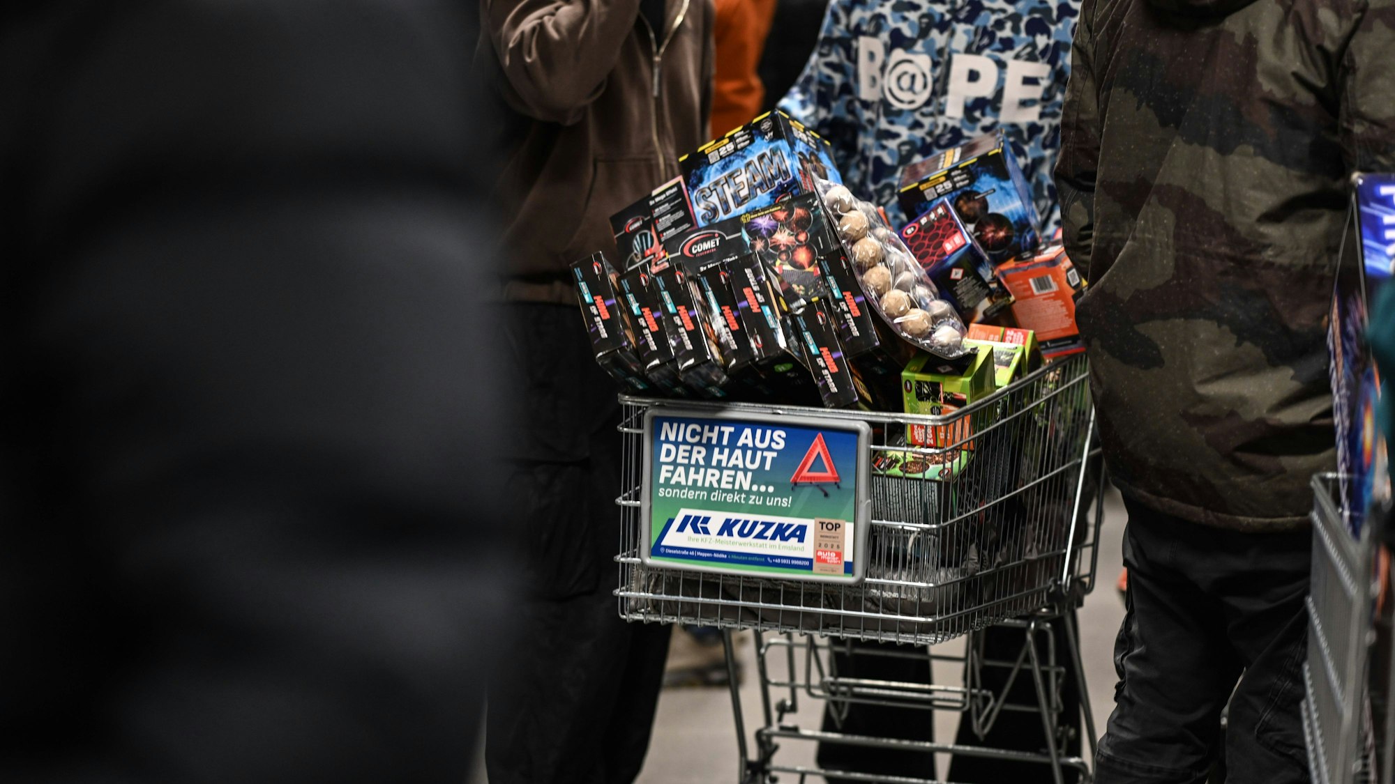 Einkaufswagen voller Feuerwerk und Menschen