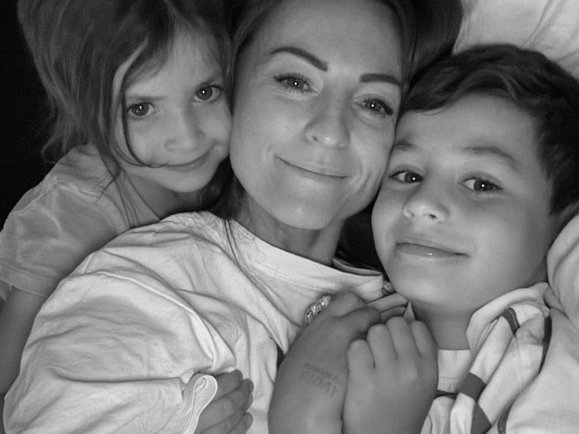 Die US-Influencerin Melissa Mae Carlton verliert ihre kleine Tochter Molly (links). Kurz zuvor ist deren große Schwester Abi gestorben.