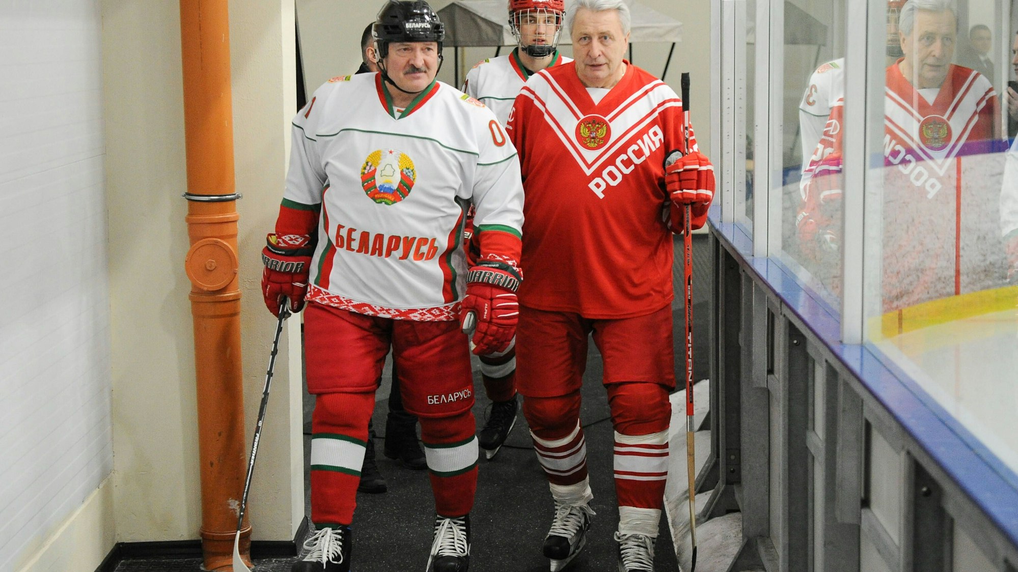 Alexander Lukaschenko & Alexander Yakushev in Eishockeyausrüstung