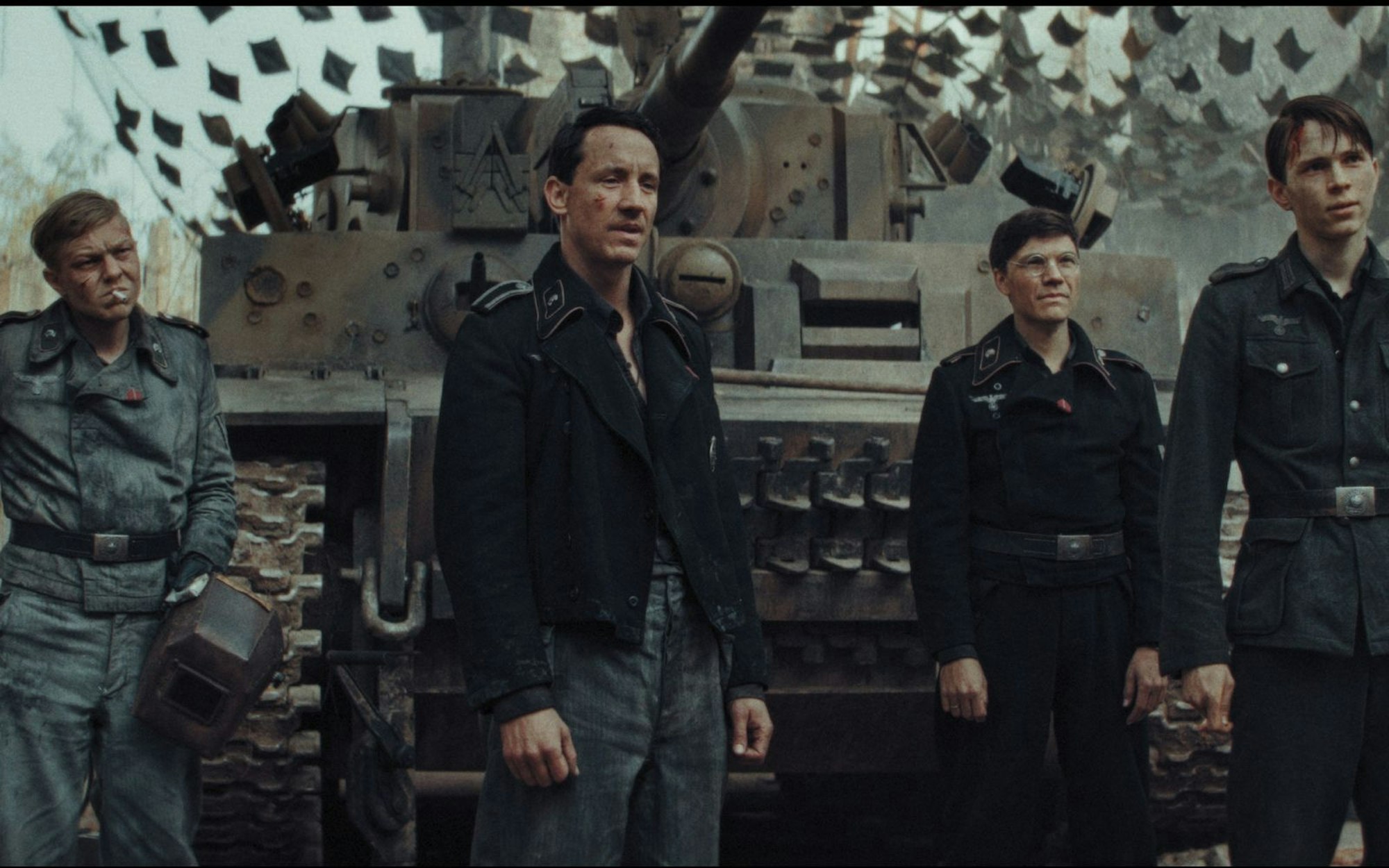 Vier von fünf Besatzungsmitgliedern des Tigers werden verkörpert durch (von links): Leonard Kunz, Laurence Rupp, Sebastian Urzendowsky und Yoran Leicher. Es fehlt auf dem Bild: David Schütter, der den Kommandanten des Stahlungetüms spielt (Bild: Amazon MGM Studios)