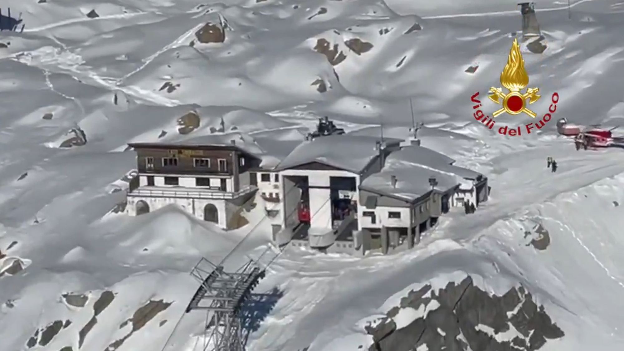 Videoaufnahmen der Feuerwehr zeigen die Bergstation unweit der Gemeinde Macugnaga. Dort ist es zu einem Unfall gekommen, mehrere Menschen wurden verletzt.