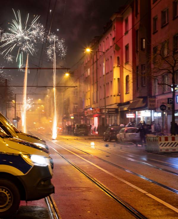Mit massiven Kräften will die Polizei in Nordrhein-Westfalen dafür sorgen, dass der Jahreswechsel in den Städten friedlich bleibt (Archivbild aus Duisburg).