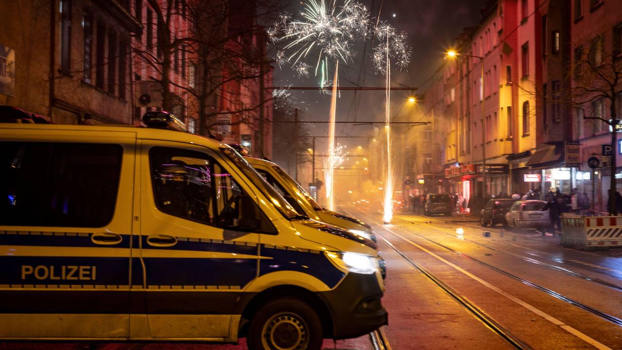 Mit massiven Kräften will die Polizei in Nordrhein-Westfalen dafür sorgen, dass der Jahreswechsel in den Städten friedlich bleibt (Archivbild aus Duisburg).
