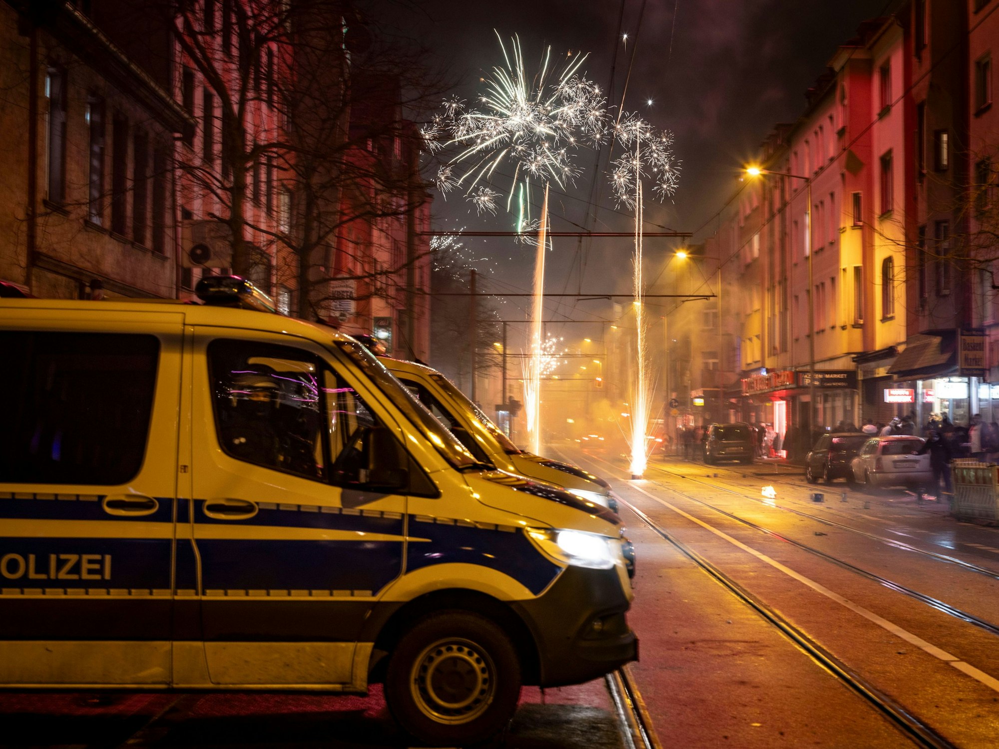 Mit massiven Kräften will die Polizei in Nordrhein-Westfalen dafür sorgen, dass der Jahreswechsel in den Städten friedlich bleibt (Archivbild aus Duisburg).