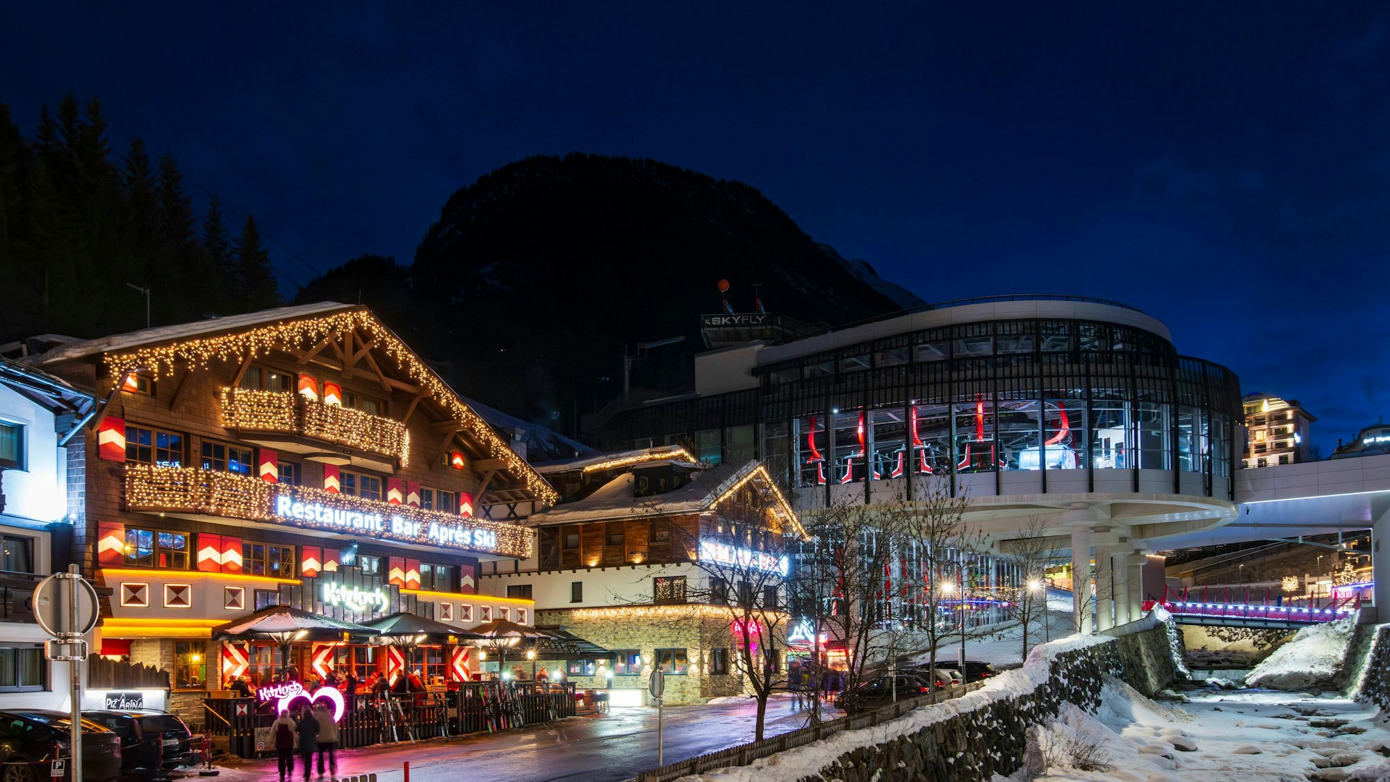 Beleuchteter Winterabend mit Après-Ski Bar Kitzloch
