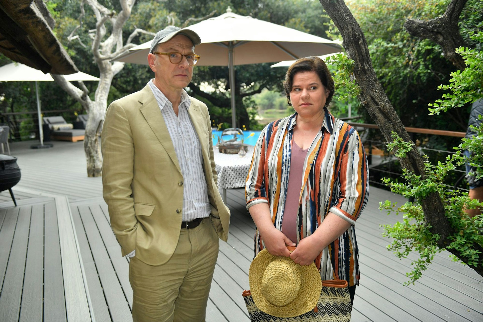 Notgedrungen müssen Emilia Gronewald (Nadine Wrietz) und Oliver Stiller (Görtz Schubert) ihren Landausflug gemeinsam antreten.